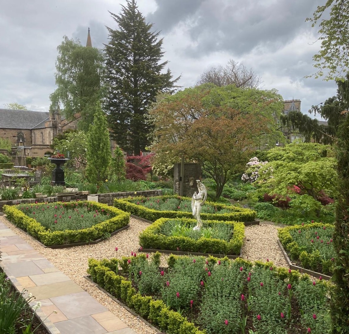 parterre cropped